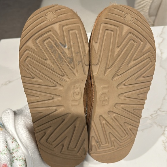 Girls Ugg slippers - Picture 4 of 5